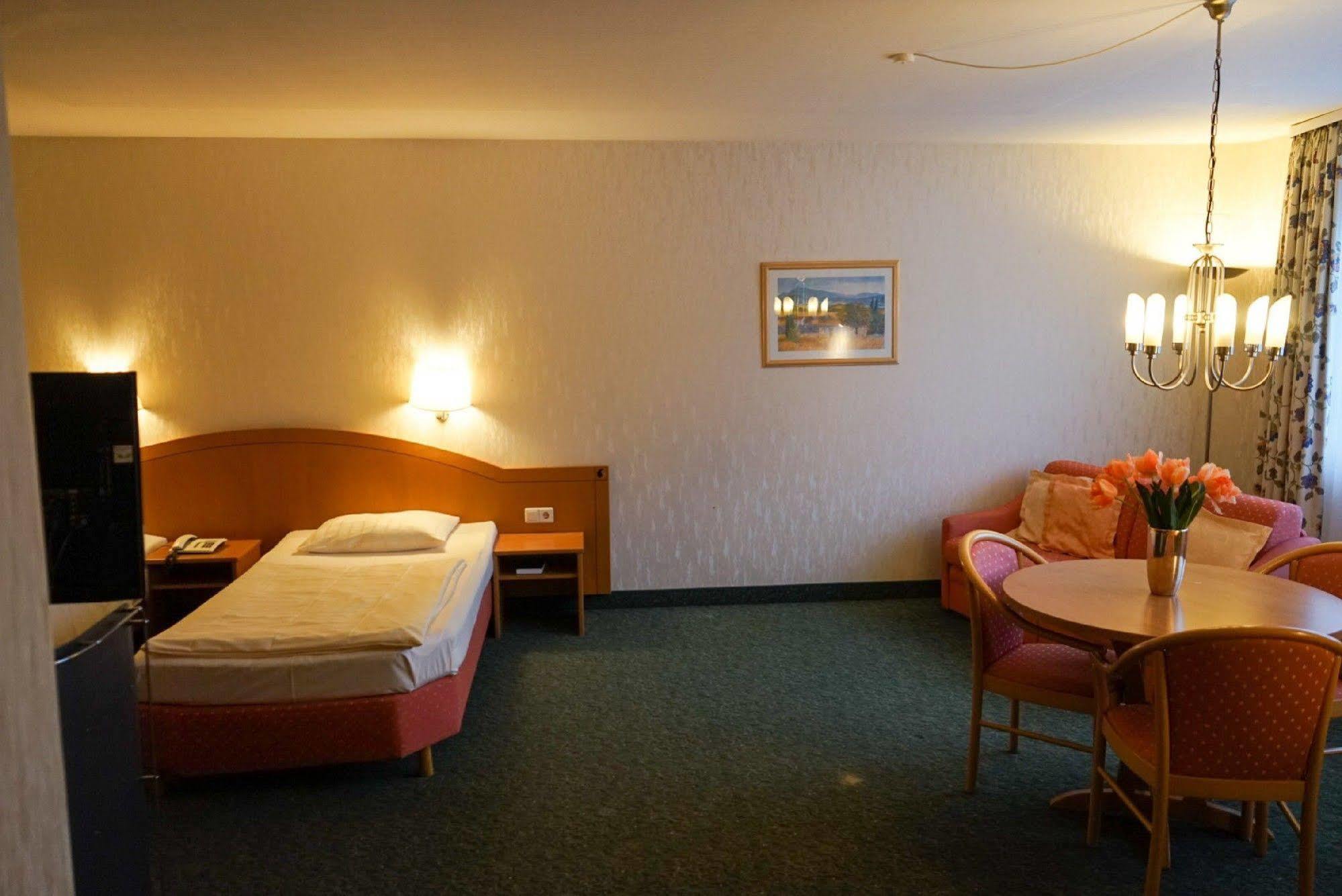 Hotel Circle Inn Ramstein-Miesenbach Exteriör bild